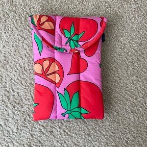 BAGGU Puffy 8” Recycled Tablet Sleeve- Pink Tomato Print